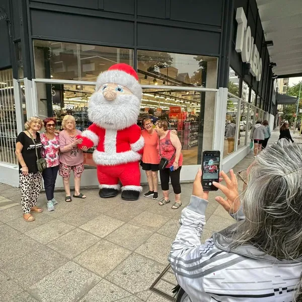 Personaje navideño inflable en evento