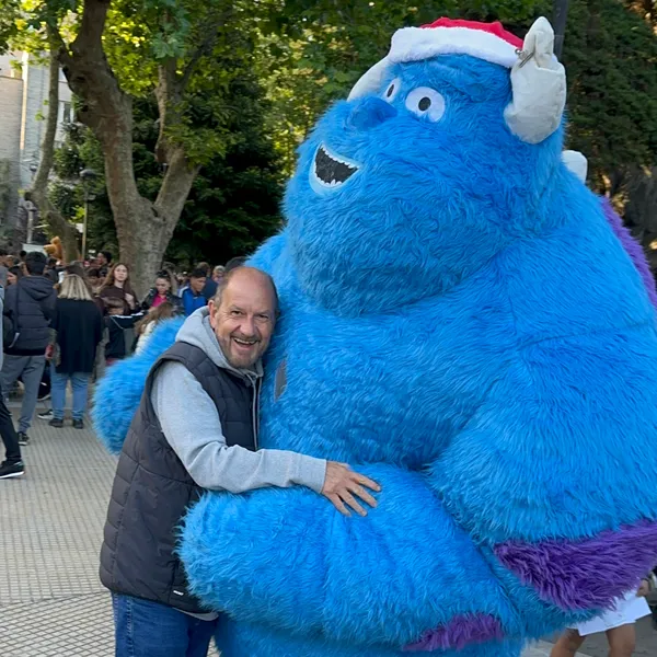 Animador con peluche gigante en evento